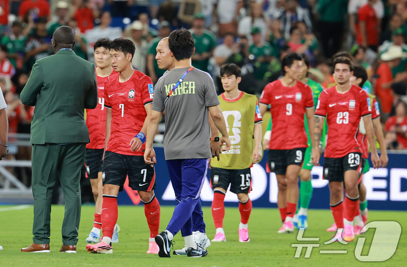 (몬테레이(멕시코)=뉴스1) 임세영 기자 = 대한민국 축구국가대표팀 손흥민을 비롯한 선수들이 24일(현지시간) 멕시코 몬테레이 스타디움에서 열린 2026 북중미 월드컵 A조 조별리 …