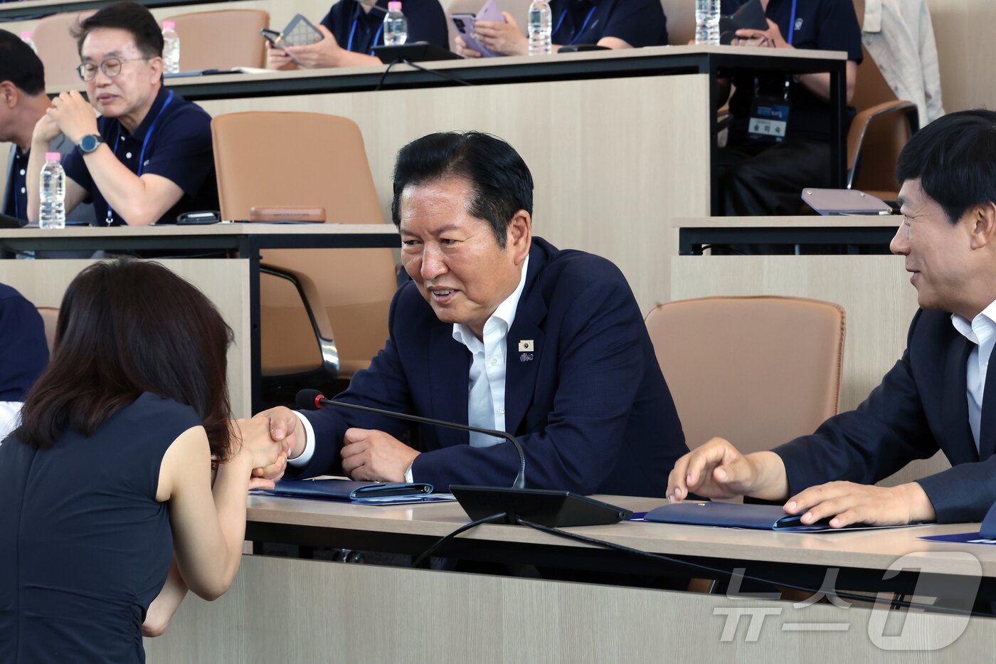 본문 이미지 - 정청래 전 더불어민주당 대표가 25일 전북 정읍시 아우름캠퍼스에서 열린 당선인 워크숍에서 당선인들과 인사를 나누고 있다.2026.6.25 ⓒ 뉴스1 김동규 기자