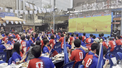 본문 이미지 - 서울 을지로 달맞이광장바베큐 '카스 뷰잉펍'에서 25일 열린 한국 축구 국가대표팀의 경기를 참가자들이 응원하고 있다. ⓒ 뉴스1 황두현 기자