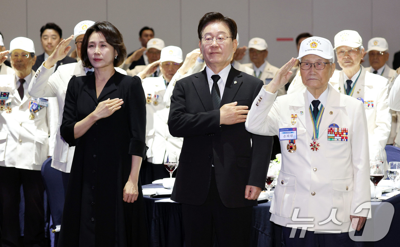 (수원=뉴스1) 이재명 기자 = 이재명 대통령과 김혜경 여사가 25일 경기 수원 영통구 수원컨벤션센터에서 열린 6·25 전쟁 제76주년 위로연에서 국민의례를 하고 있다. (청와대통 …