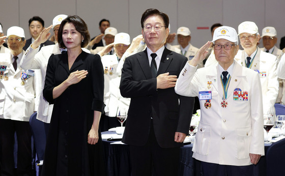 국민의례하는 이재명 대통령·김혜경 여사