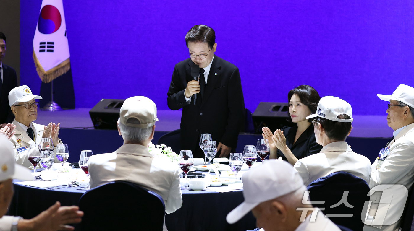 (수원=뉴스1) 허경 기자 = 이재명 대통령이 25일 경기 수원시 영통구 수원컨벤션센터에서 열린 참전유공자 위로연에서 고개숙여 인사하고 있다. (청와대통신사진기자단) 2026.6. …