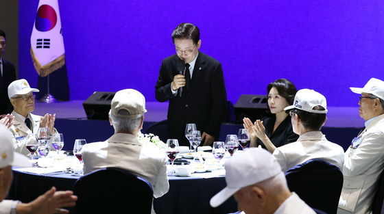 고개숙여 인사하는 이재명 대통령