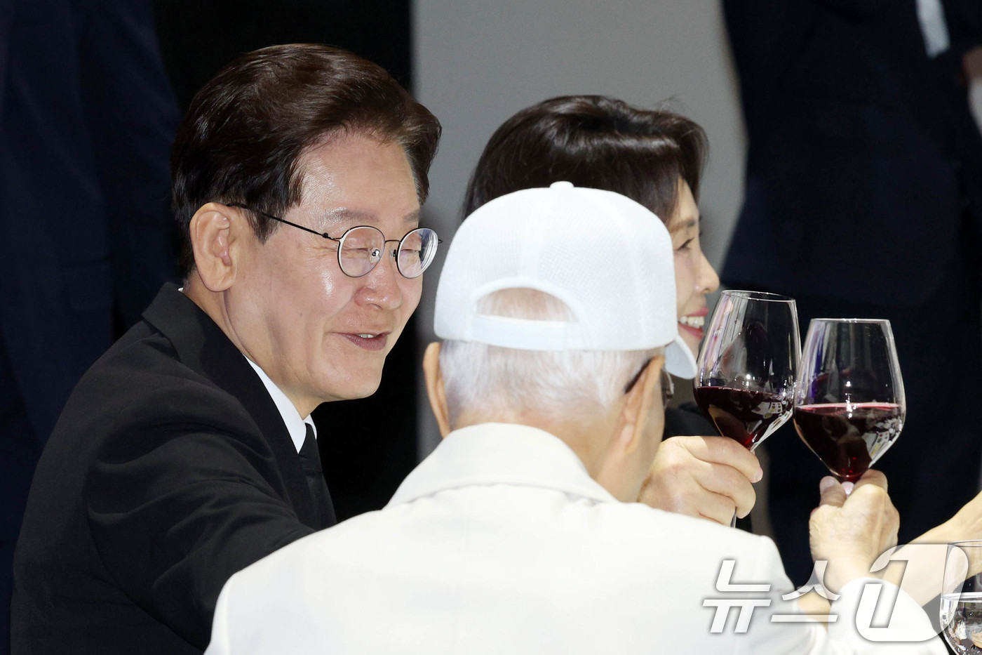 (수원=뉴스1) 이재명 기자 = 이재명 대통령이 25일 경기 수원 영통구 수원컨벤션센터에서 열린 6·25 전쟁 제76주년 위로연에서 참석 유공자와 건배를 하고 있다. (청와대통신사 …
