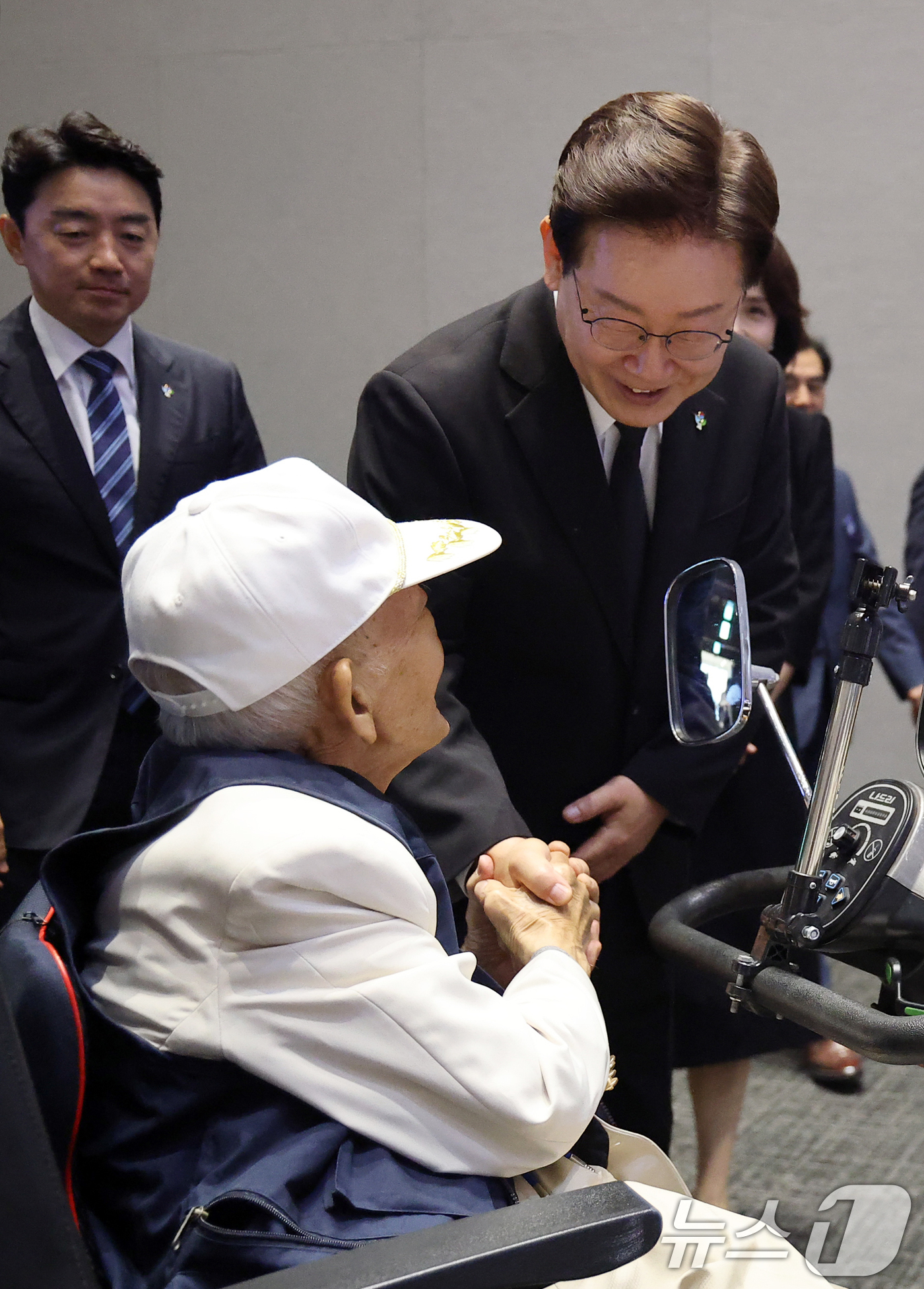 (수원=뉴스1) 허경 기자 = 이재명 대통령이 25일 경기 수원시 영통구 수원컨벤션센터에서 열린 참전유공자 위로연에서 참석자와 인사하고 있다. (청와대통신사진기자단) 2026.6. …
