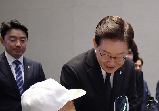 참전유공자와 인사하는 이재명 대통령