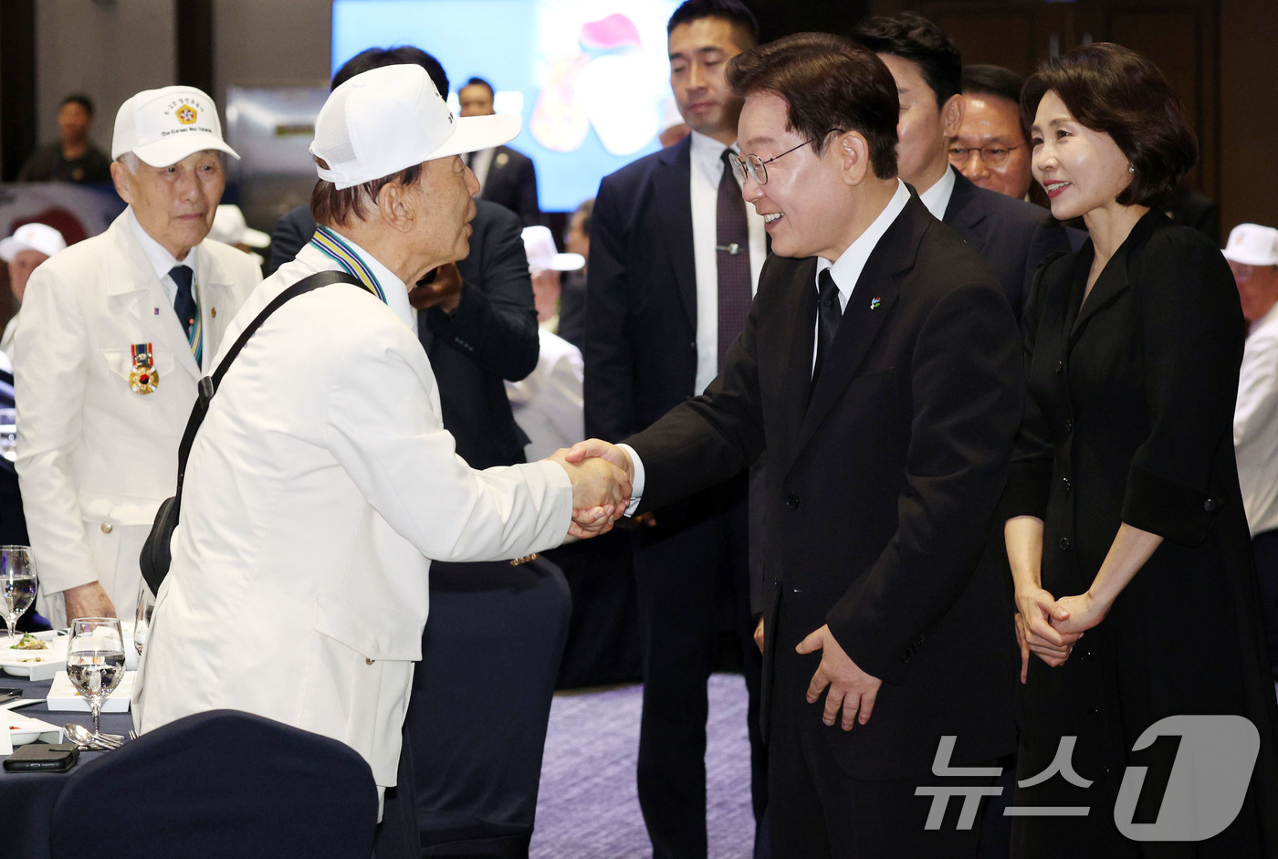 (수원=뉴스1) 이재명 기자 = 이재명 대통령이 25일 경기 수원 영통구 수원컨벤션센터에서 열린 6·25 전쟁 제76주년 위로연에서 참전 유공자와 인사를 나누고 있다 (청와대통신사 …