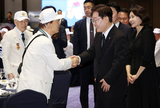 참전 유공자와 인사하는 이재명 대통령