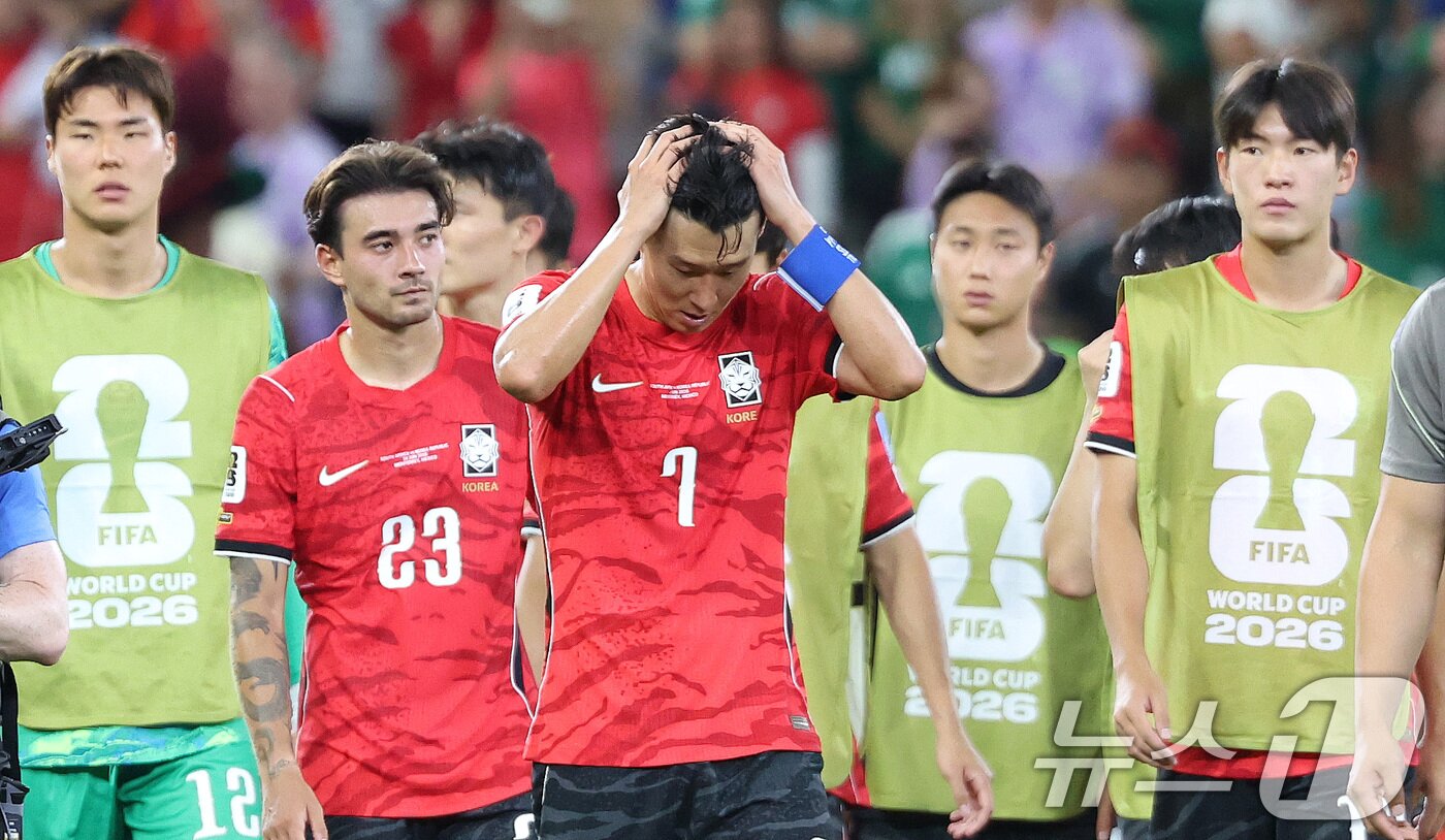본문 이미지 - 대한민국 축구국가대표팀 손흥민이 24일(현지시간) 멕시코 몬테레이 스타디움에서 열린 2026 북중미 월드컵 A조 조별리그 3차전 대한민국과 남아프리카 공화국의 경기에서 0-1로 패한 뒤 아쉬워 하고 있다. 2026.6.25 ⓒ 뉴스1 박지혜 기자