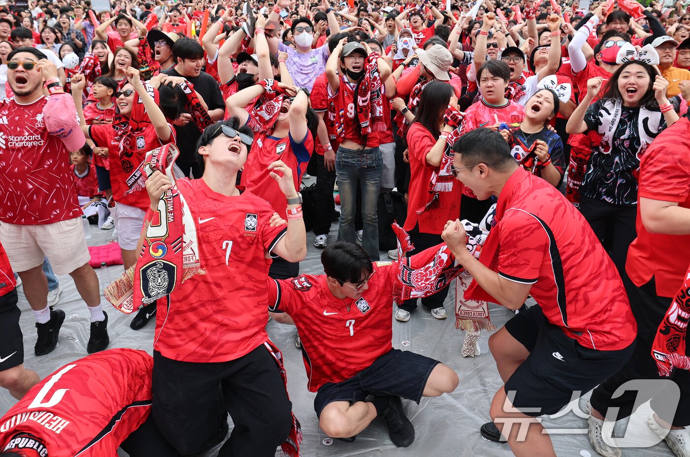 본문 이미지 - 축구 국가대표팀 공식 서포터즈 붉은악마와 시민들이 25일 서울 종로구 광화문광장에서 열린 2026 국제축구연맹(FIFA) 북중미월드컵 A조 조별리그 3차전 대한민국과 남아프리카공화국의 경기 거리응원에서 찬스가 무산되자 아위워하고 있다. 2026.6.25 ⓒ 뉴스1 오대일 기자