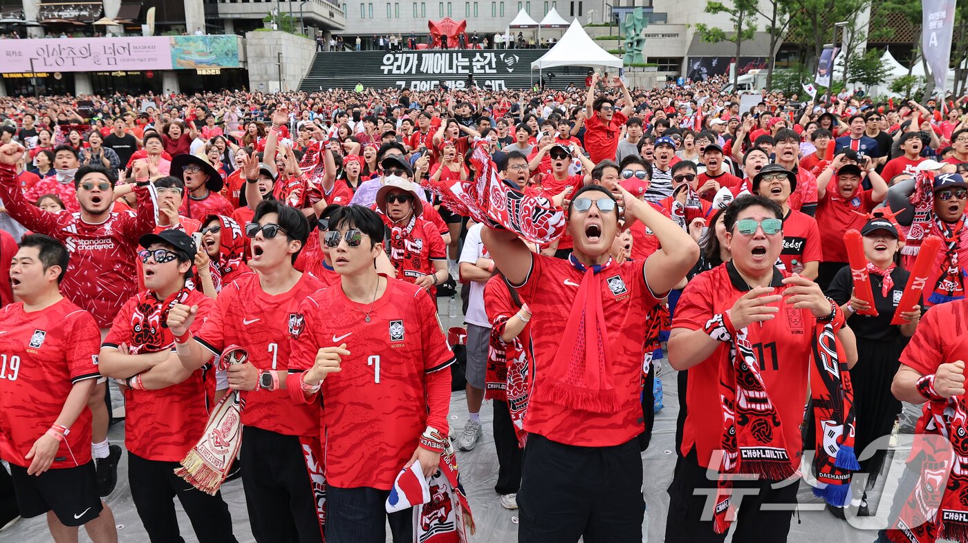 본문 이미지 - 축구 국가대표팀 공식 서포터즈 붉은악마와 시민들이 25일 서울 종로구 광화문광장에서 열린 2026 국제축구연맹(FIFA) 북중미월드컵 A조 조별리그 3차전 대한민국과 남아프리카공화국의 경기 거리응원에서 머리를 감싸고 있다. 2026.6.25 ⓒ 뉴스1 오대일 기자