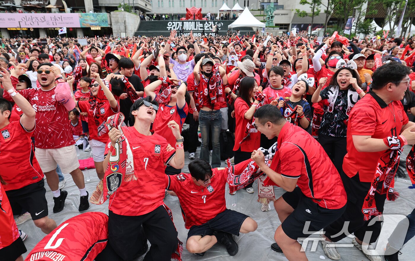 본문 이미지 - 축구 국가대표팀 공식 서포터즈 붉은악마와 시민들이 25일 서울 종로구 광화문광장에서 열린 2026 국제축구연맹(FIFA) 북중미월드컵 A조 조별리그 3차전 대한민국과 남아프리카공화국의 경기 거리응원에서 찬스가 무산되자 아위워하고 있다. 2026.6.25 ⓒ 뉴스1 오대일 기자