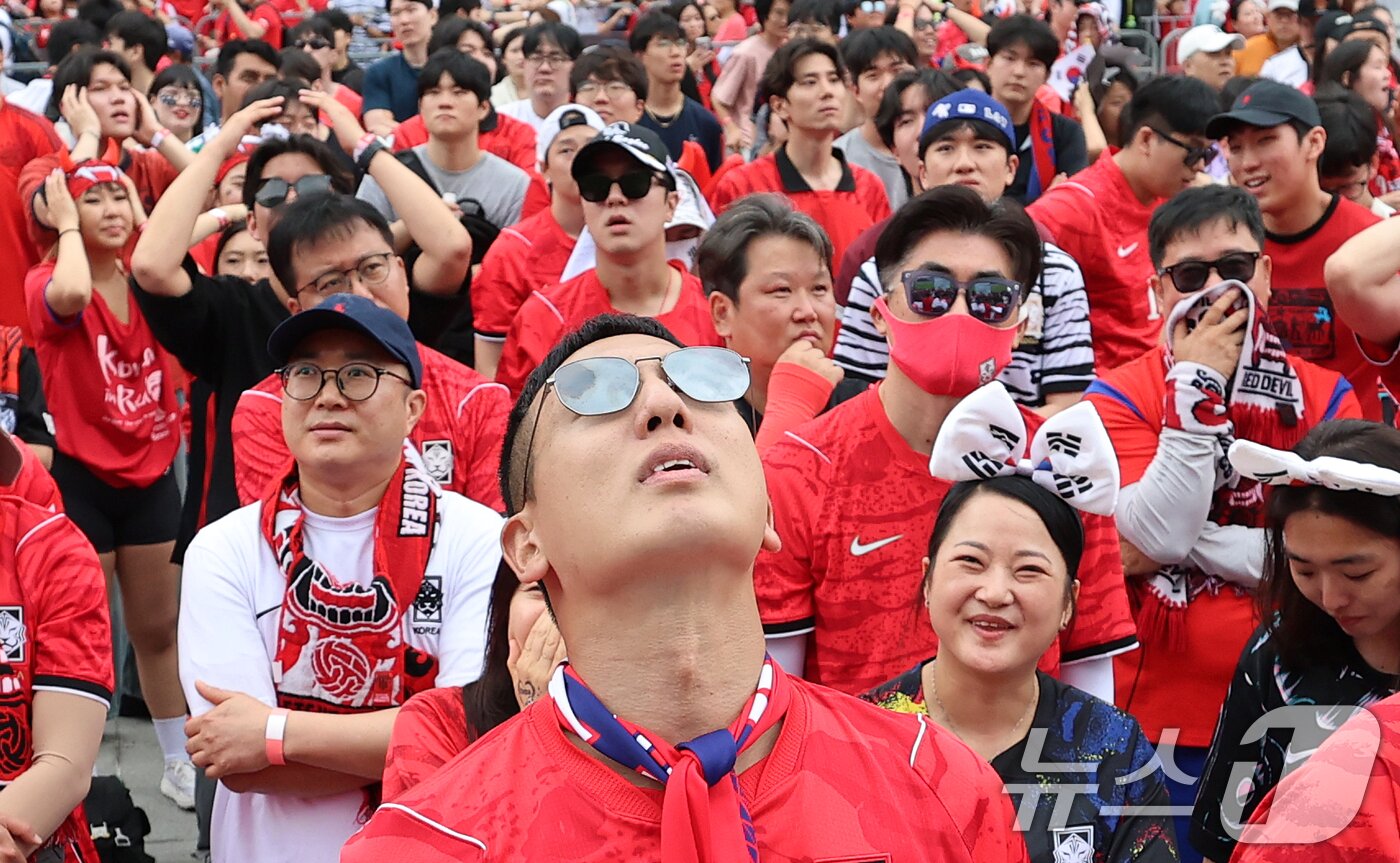 본문 이미지 - 축구 국가대표팀 공식 서포터즈 붉은악마와 시민들이 25일 서울 종로구 광화문광장에서 열린 2026 국제축구연맹(FIFA) 북중미월드컵 A조 조별리그 3차전 대한민국과 남아프리카공화국의 경기 거리응원에서 0-1 패배가 확정되자 아쉬워하고 있다. 2026.6.25 ⓒ 뉴스1 오대일 기자