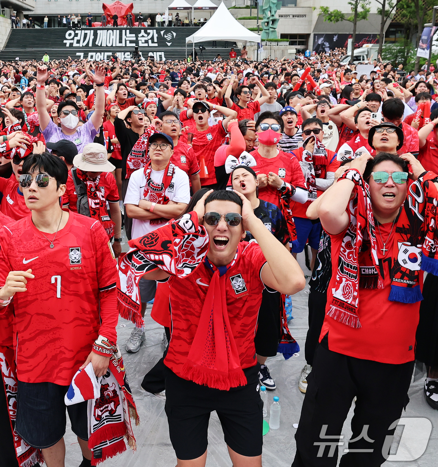 (서울=뉴스1) 오대일 기자 = 축구 국가대표팀 공식 서포터즈 붉은악마와 시민들이 25일 서울 종로구 광화문광장에서 열린 2026 국제축구연맹(FIFA) 북중미월드컵 A조 조별리그 …