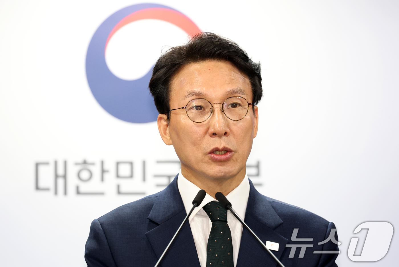 (서울=뉴스1) 김명섭 기자 = 김민석 국무총리가 25일 서울 종로구 세종대로 정부서울청사에서 정부의 검찰개혁 방향 관련 브리핑을 하고 있다.  2026.6.25/뉴스1