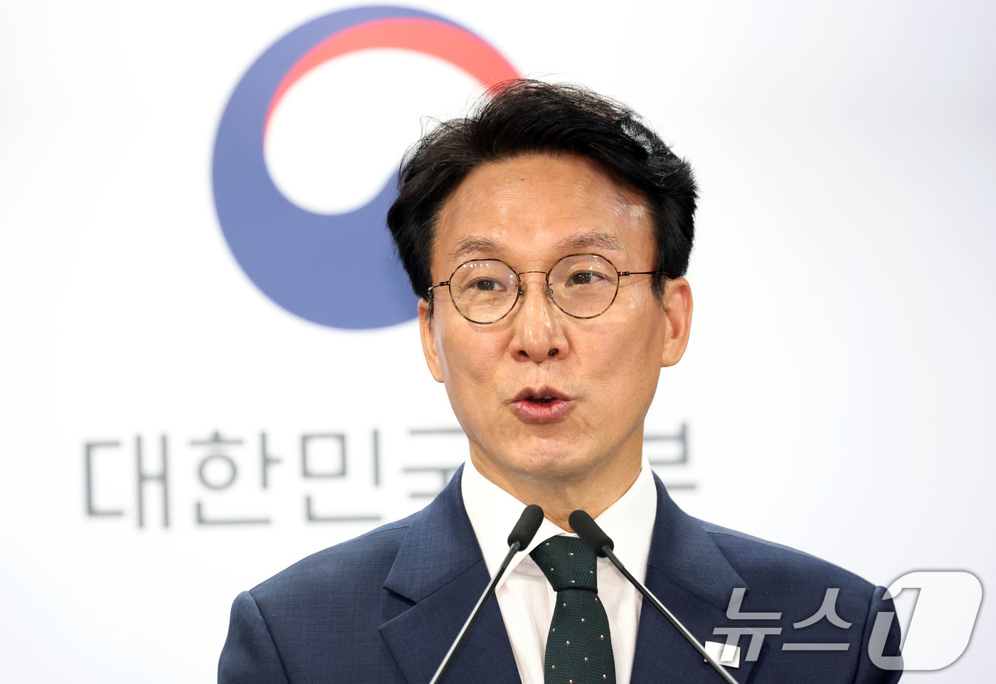 (서울=뉴스1) 김명섭 기자 = 김민석 국무총리가 25일 서울 종로구 세종대로 정부서울청사에서 정부의 검찰개혁 방향 관련 브리핑을 하고 있다.  2026.6.25/뉴스1