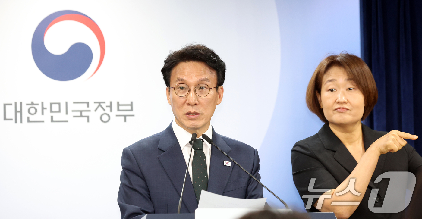 (서울=뉴스1) 김명섭 기자 = 김민석 국무총리가 25일 서울 종로구 세종대로 정부서울청사에서 정부의 검찰개혁 방향 관련 브리핑을 하고 있다.  2026.6.25/뉴스1