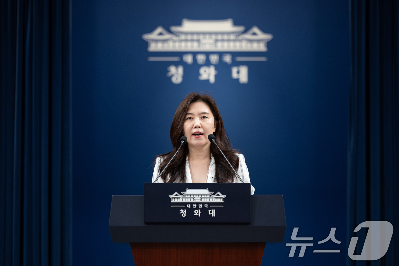 (서울=뉴스1) 이재명 기자 = 강유정 수석대변인이 25일 청와대 춘추관에서 일정 공지 관련 브리핑을 하고 있다. 2026.6.25/뉴스1