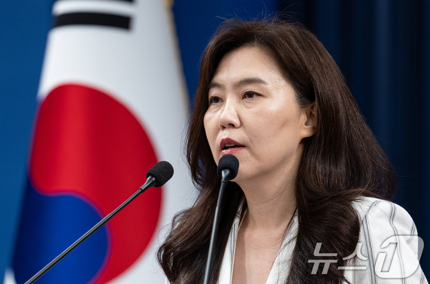 (서울=뉴스1) 이재명 기자 = 강유정 수석대변인이 25일 청와대 춘추관에서 일정 공지 관련 브리핑을 하고 있다. 2026.6.25/뉴스1