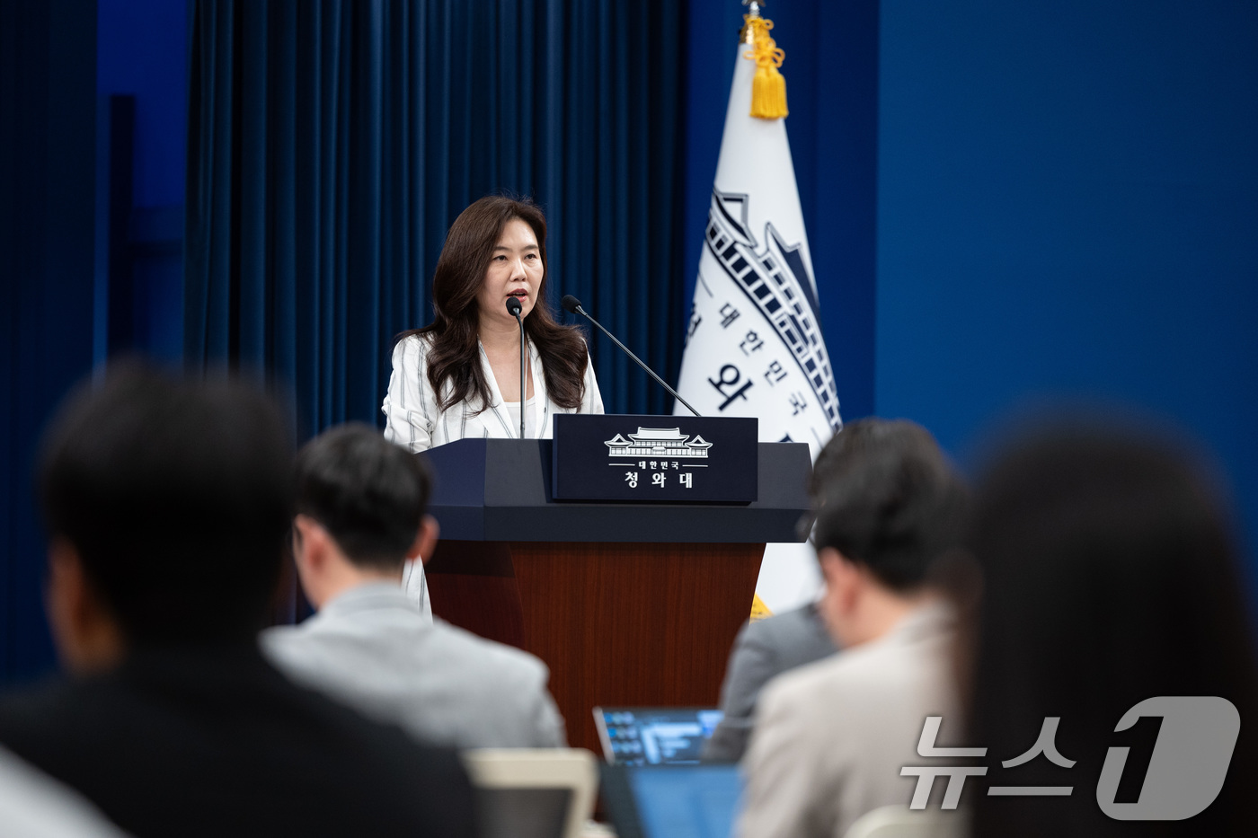 (서울=뉴스1) 이재명 기자 = 강유정 수석대변인이 25일 청와대 춘추관에서 일정 공지 관련 브리핑을 하고 있다. 2026.6.25/뉴스1