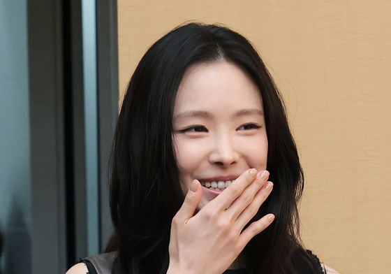 손나은, 수줍은 미소