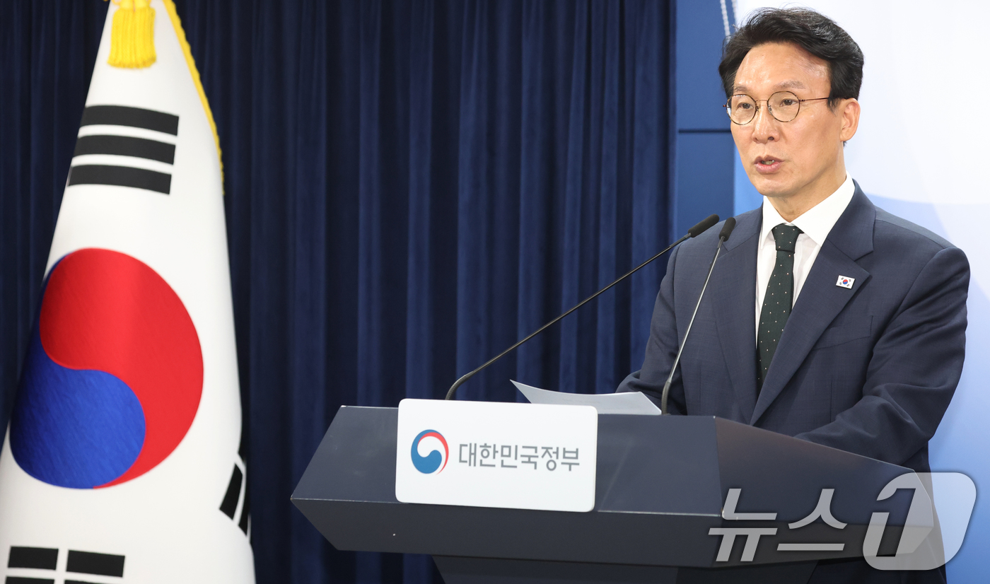 (서울=뉴스1) 김명섭 기자 = 김민석 국무총리가 25일 서울 종로구 세종대로 정부서울청사에서 정부의 검찰개혁 방향 관련 브리핑을 하고 있다.  2026.6.25/뉴스1