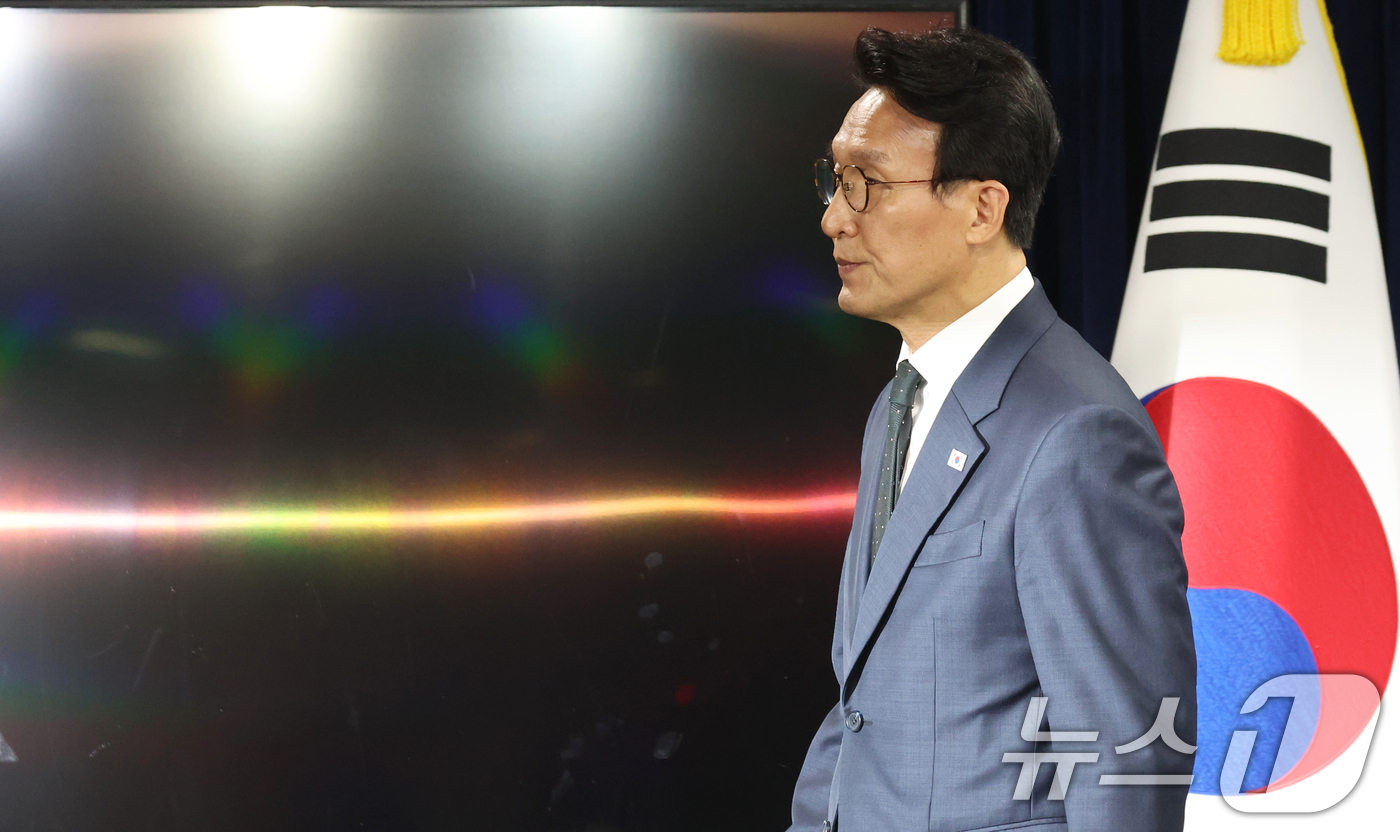 (서울=뉴스1) 김명섭 기자 = 김민석 국무총리가 25일 서울 종로구 세종대로 정부서울청사에서 정부의 검찰개혁 방향 관련 브리핑을 마치고 이동하고 있다.  2026.6.25/뉴스1 …