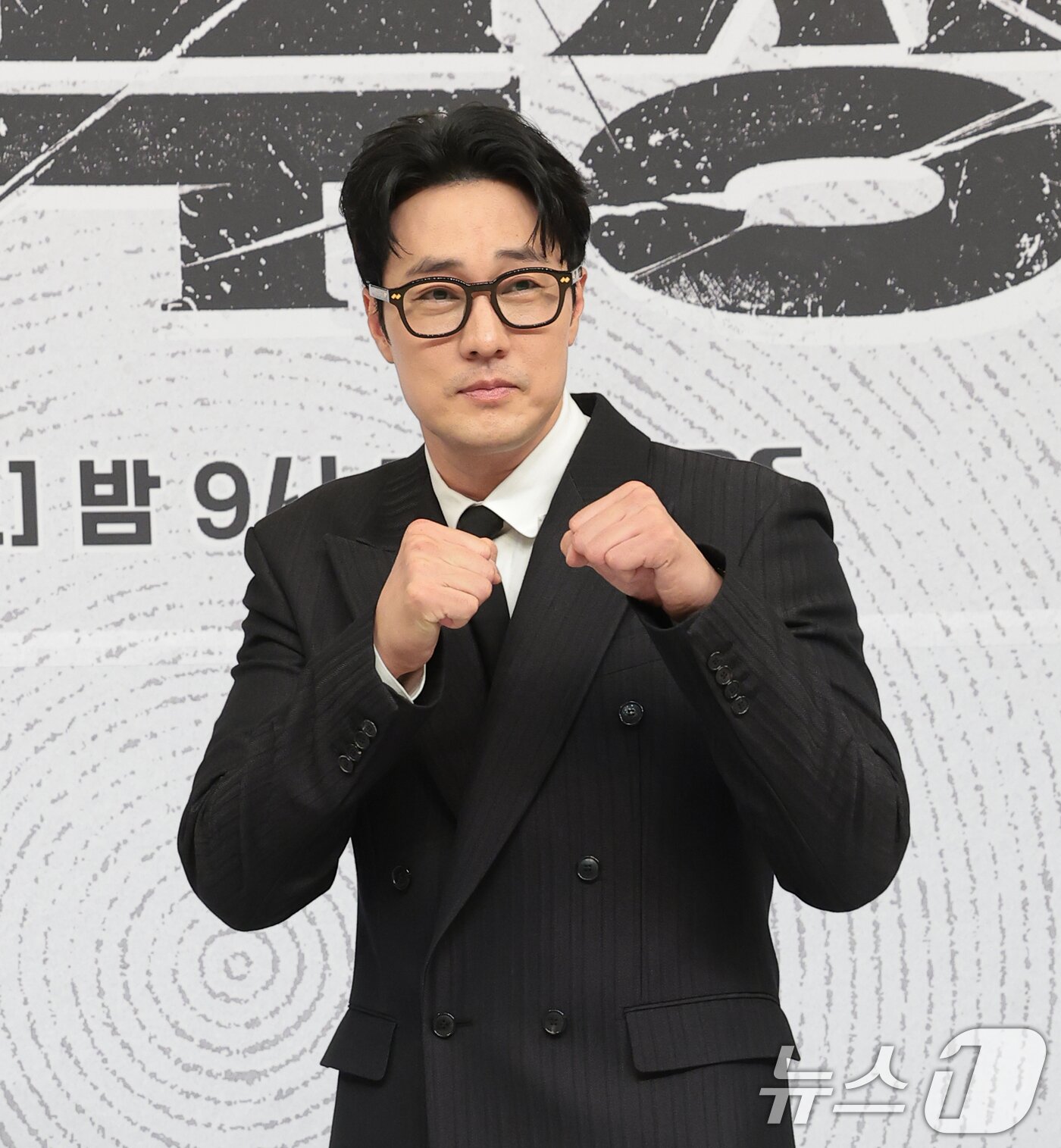 본문 이미지 - 배우 소지섭이 25일 오후 서울 양천구 SBS 목동 사옥에서 열린 SBS 금토드라마 ‘김부장’(극본 남대중/연출 이승영) 제작발표회에 참석해 포즈를 취하고 있다. ‘김부장’은 세상에서 가장 평범한 아빠가 하나뿐인 딸을 되찾기 위해 싸우는 복수 액션 드라마다. 2026.6.25 ⓒ 뉴스1 권현진 기자