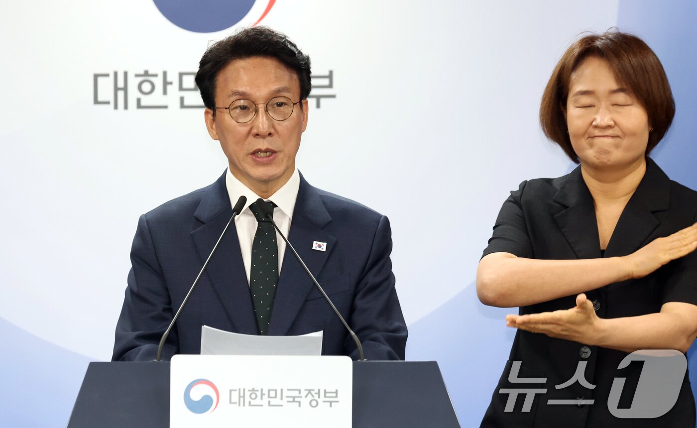 본문 이미지 - 김민석 국무총리가 25일 서울 종로구 세종대로 정부서울청사에서 정부의 검찰개혁 방향 관련 브리핑을 하고 있다. 2026.6.25 ⓒ 뉴스1 김명섭 기자