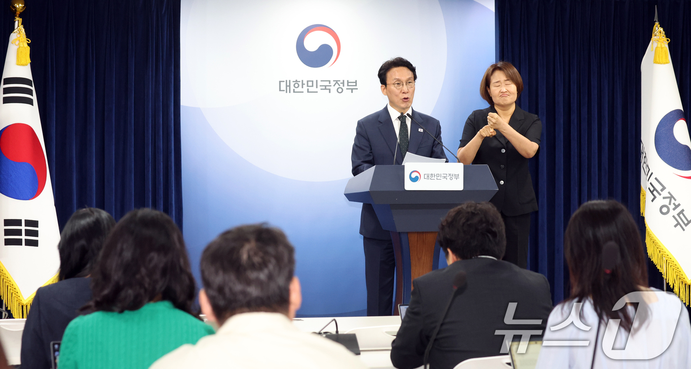 (서울=뉴스1) 김명섭 기자 = 김민석 국무총리가 25일 서울 종로구 세종대로 정부서울청사에서 정부의 검찰개혁 방향 관련 브리핑을 하고 있다.  2026.6.25/뉴스1