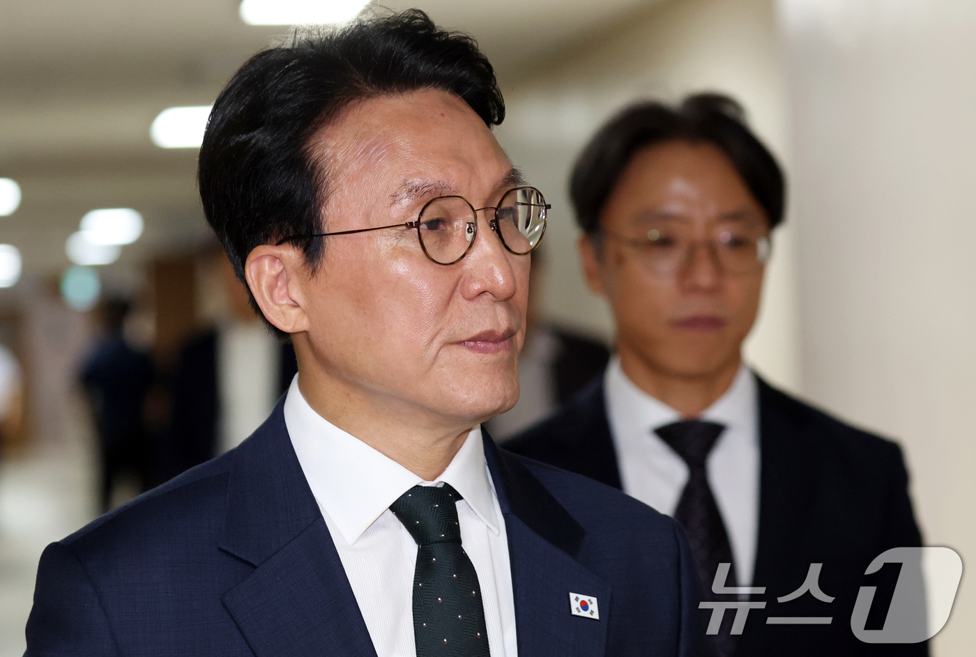 (서울=뉴스1) 김명섭 기자 = 김민석 국무총리가 25일 서울 종로구 세종대로 정부서울청사에서 정부의 검찰개혁 방향 관련 브리핑을 하기 위해 이동하고 있다.  2026.6.25/뉴 …