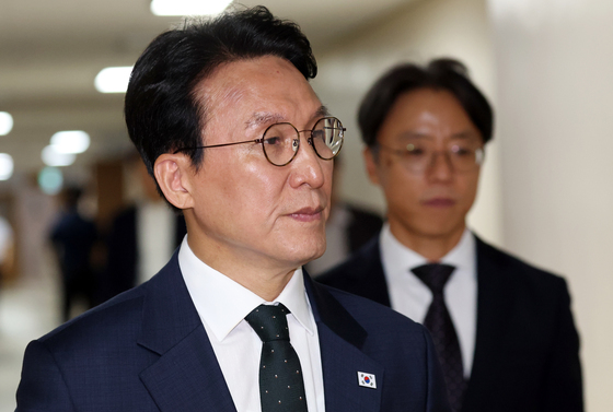 브리핑룸 들어서는 김민석 총리