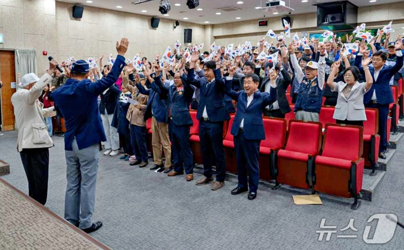 본문 이미지 - 증평군 6·25전쟁 76주년 기념식에서 참석자들이 만세삼창을 하고 있다.(증평군 제공. 재판매 및 DB금지)/뉴스1