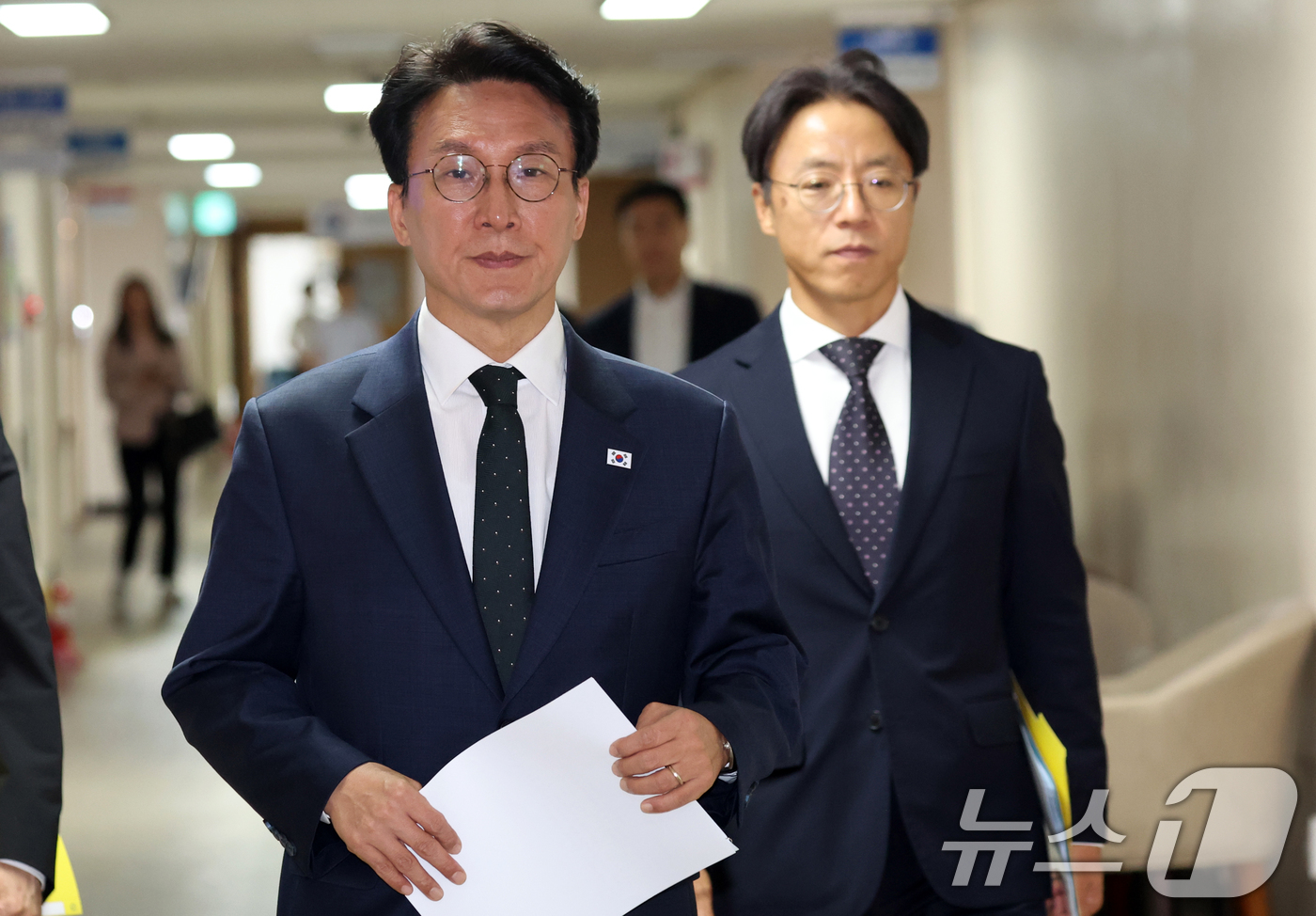 (서울=뉴스1) 김명섭 기자 = 김민석 국무총리가 25일 서울 종로구 세종대로 정부서울청사에서 정부의 검찰개혁 방향 관련 브리핑을 하기 위해 이동하고 있다.  2026.6.25/뉴 …