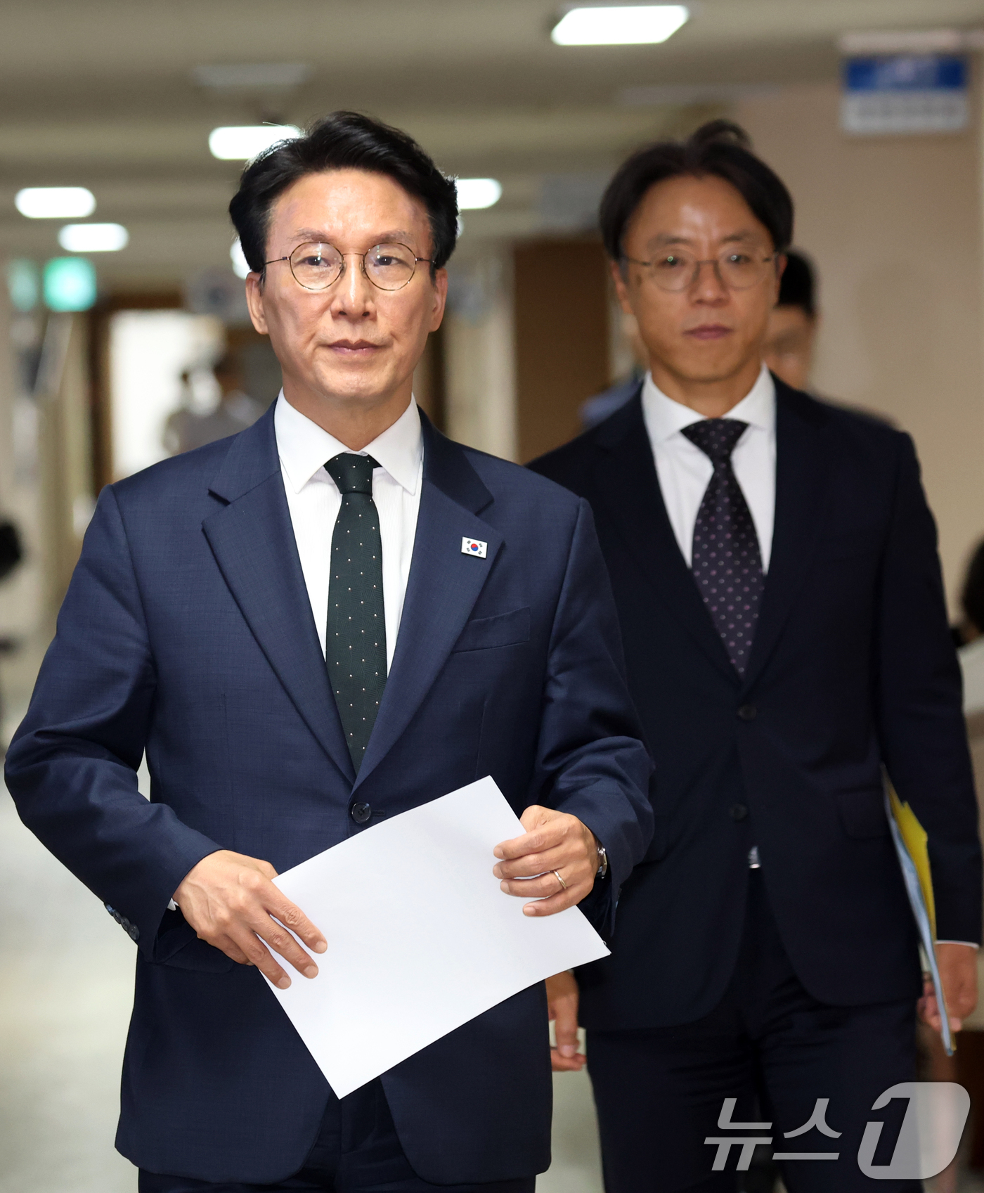 (서울=뉴스1) 김명섭 기자 = 김민석 국무총리가 25일 서울 종로구 세종대로 정부서울청사에서 정부의 검찰개혁 방향 관련 브리핑을 하기 위해 이동하고 있다.  2026.6.25/뉴 …