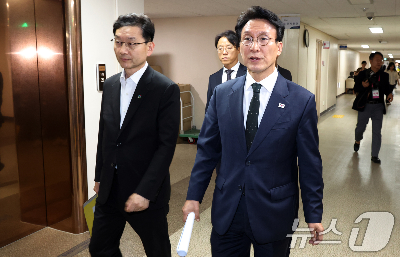 (서울=뉴스1) 김명섭 기자 = 김민석 국무총리가 25일 서울 종로구 세종대로 정부서울청사에서 정부의 검찰개혁 방향 관련 브리핑을 마치고 이동하고 있다.  2026.6.25/뉴스1 …