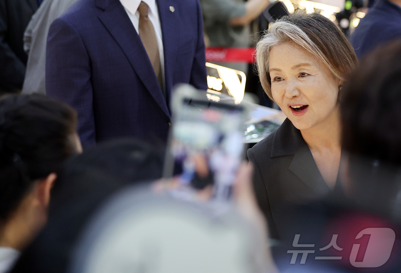 (서울=뉴스1) 김진환 기자 = 문재인 전 대통령의 부인 김정숙 여사가 25일 서울 강남구 코엑스에서 열린 서울국제도서전 ‘돌베개·평산책방’에서 북토크를 찾은 시민들과 인사를 나누 …