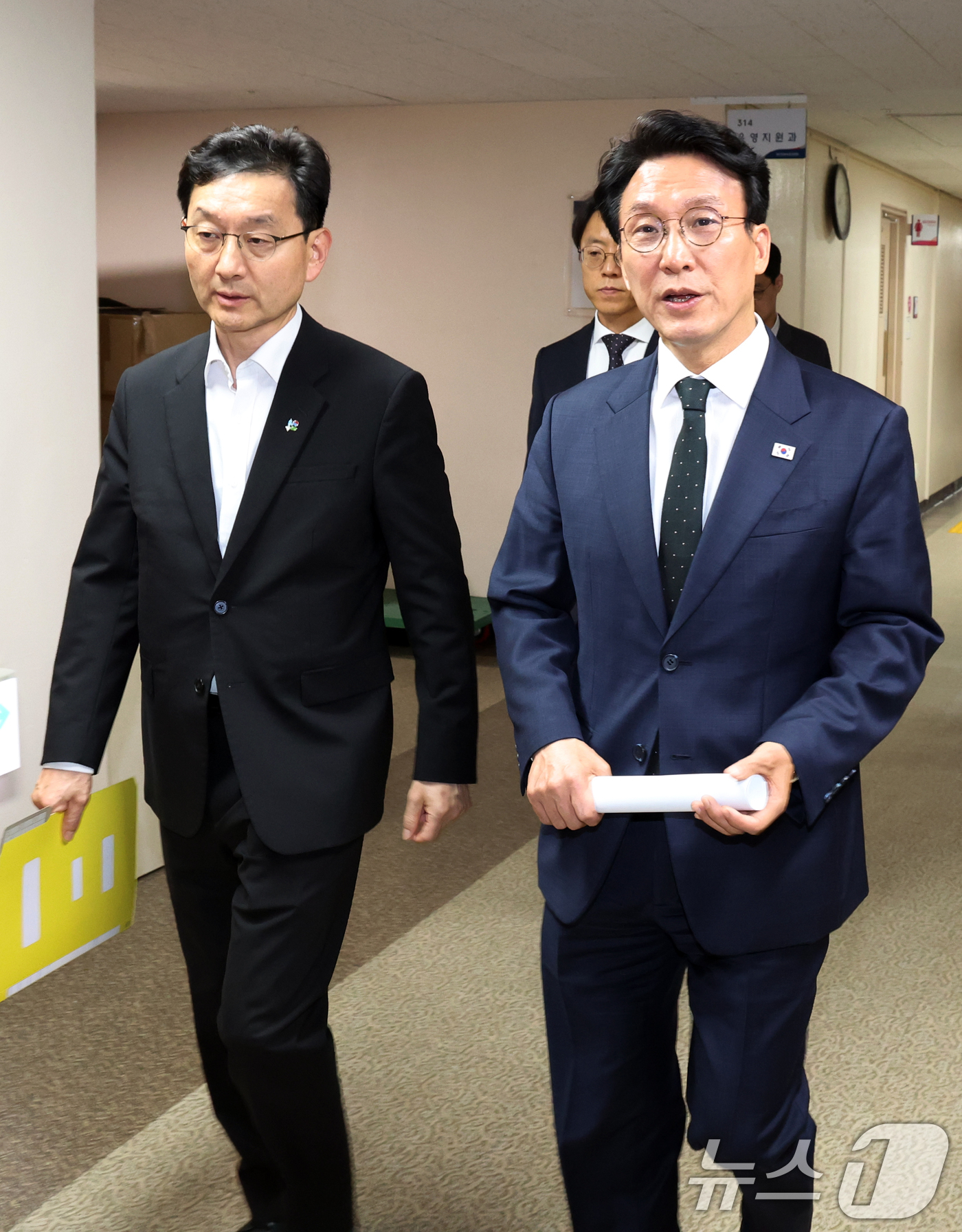(서울=뉴스1) 김명섭 기자 = 김민석 국무총리가 25일 서울 종로구 세종대로 정부서울청사에서 정부의 검찰개혁 방향 관련 브리핑을 하기 위해 이동하고 있다.  2026.6.25/뉴 …