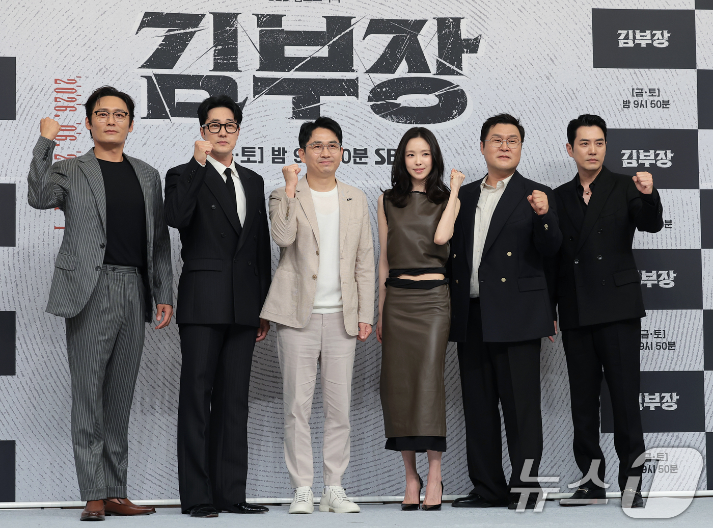 (서울=뉴스1) 권현진 기자 = 배우 최대훈(왼쪽부터)과 소지섭, 이승영 PD, 손나은, 윤경호, 주상욱이 25일 오후 서울 양천구 SBS 목동 사옥에서 열린 SBS 금토드라마 ‘ …