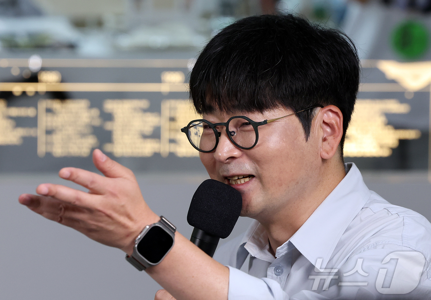 (서울=뉴스1) 김진환 기자 = 탁현민 전 청와대 의전비서관이 25일 서울 강남구 코엑스에서 열린 서울국제도서전 ‘돌베개·평산책방’ 부스에서 문재인 전 대통령, 유시민 작가와 북토 …