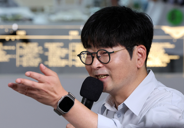 북토크 참석한 탁현민 전 청와대 의전비서관
