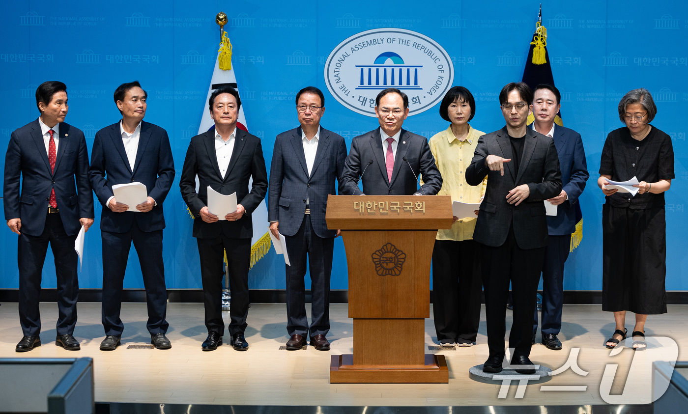 (서울=뉴스1) 유승관 기자 = 임종득 국민의힘 의원과 원외 당협위원장들이 25일 서울 여의도 국회 소통관에서 이재명정부 안보정책 관련 기자회견을 하고 있다. 2026.6.25/뉴 …