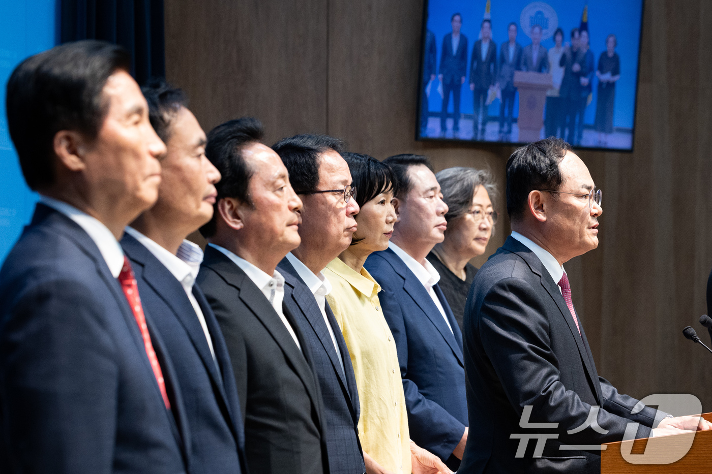 (서울=뉴스1) 유승관 기자 = 임종득 국민의힘 의원과 원외 당협위원장들이 25일 서울 여의도 국회 소통관에서 이재명정부 안보정책 관련 기자회견을 하고 있다. 2026.6.25/뉴 …