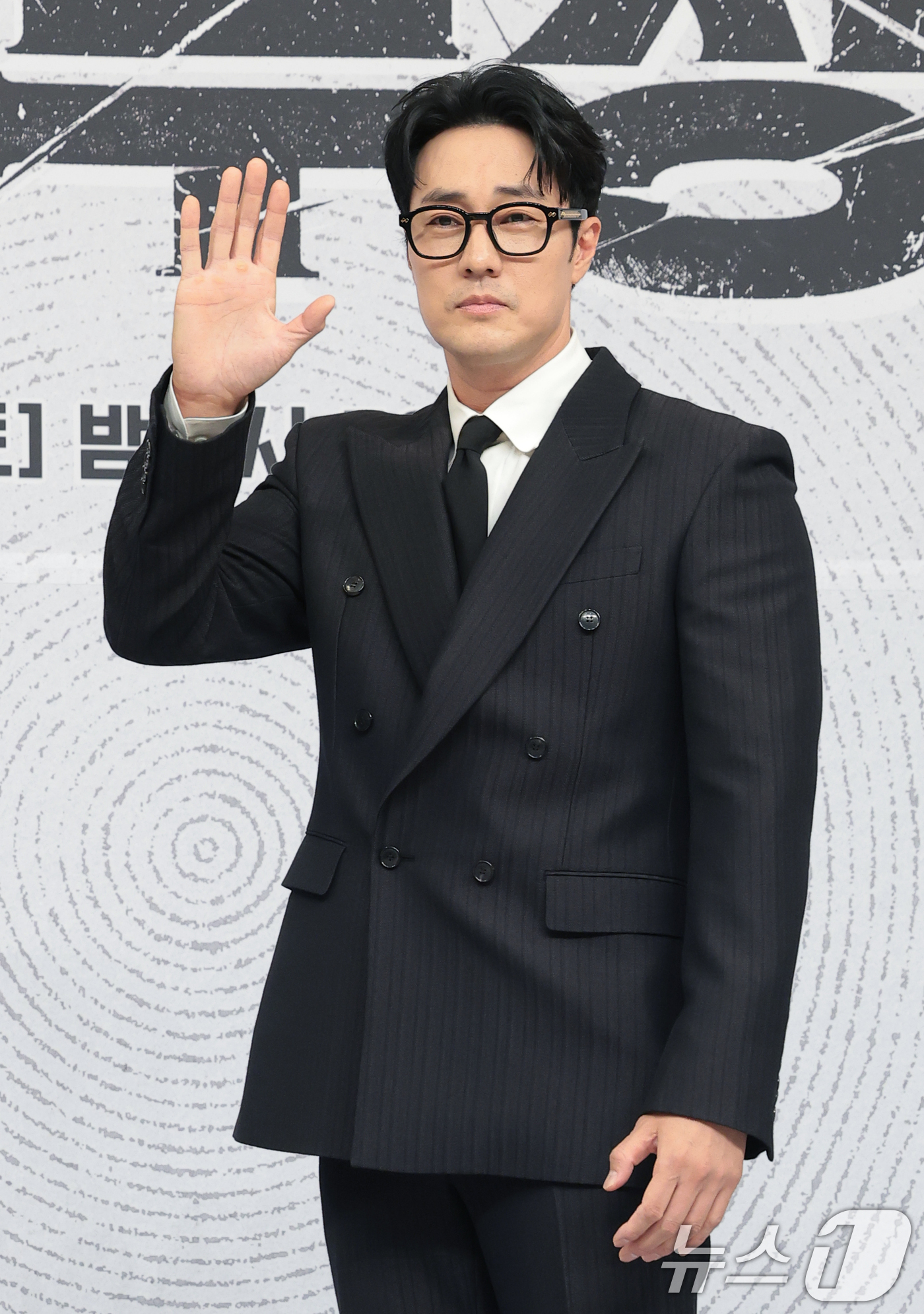 (서울=뉴스1) 권현진 기자 = 배우 소지섭이 25일 오후 서울 양천구 SBS 목동 사옥에서 열린 SBS 금토드라마 ‘김부장’(극본 남대중/연출 이승영) 제작발표회에 참석해 포즈를 …