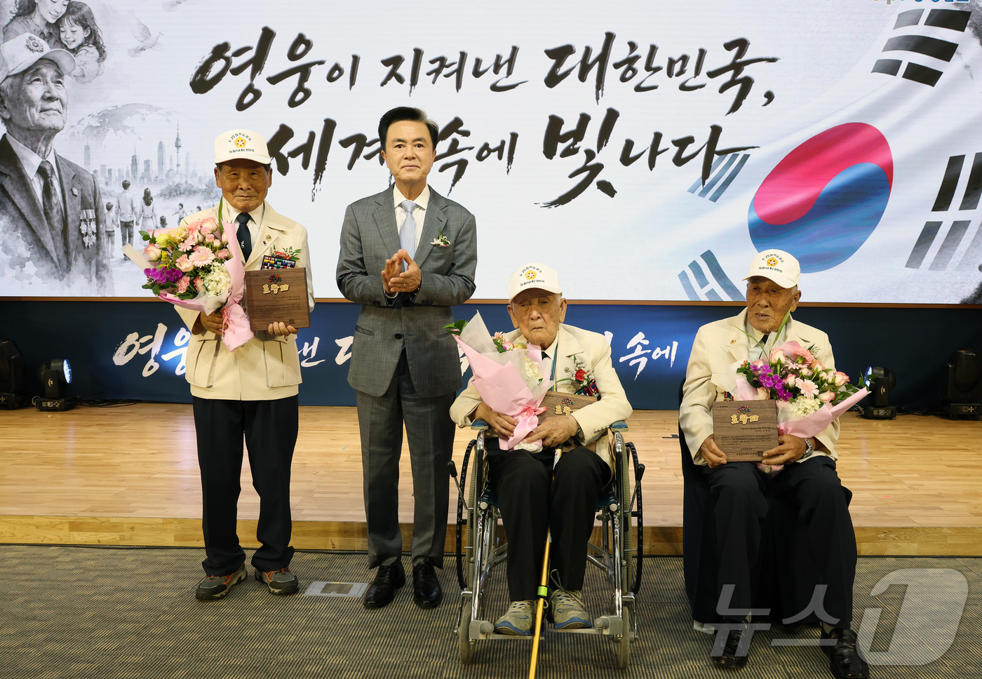 (홍성=뉴스1) 이동원 기자 = 김태흠 충남도지사는 25일 충남도청 대회의실에서 열린 ‘6.25전쟁 제76주년 기념식’에서 참전용사와 보훈가족의 희생에 깊은 경의를 표했다.이날 기 …