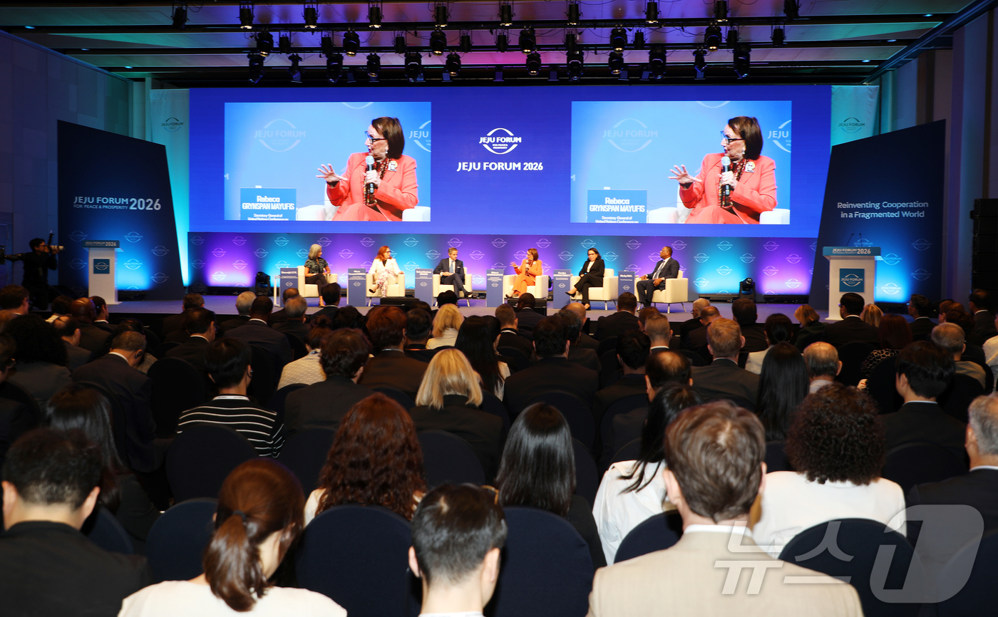 (서귀포=뉴스1) 오미란 기자 = 25일 제주 서귀포시 표선면 해비치 호텔&리조트 제주에서 '제21회 평화와 번영을 위한 제주포럼' 유엔 사무총장 후보자 대담이 열리고 있다. 24 …