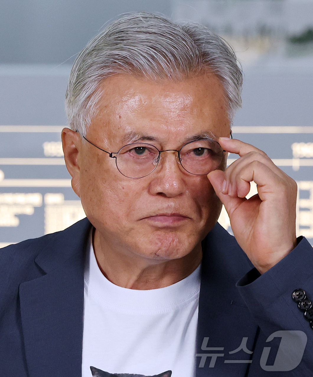 (서울=뉴스1) 김진환 기자 = 문재인 전 대통령이 25일 서울 강남구 코엑스에서 열린 서울국제도서전 ‘돌베개·평산책방’ 부스에서 진행된 유시민 작가, 탁현민 전 청와대 의전비서관 …