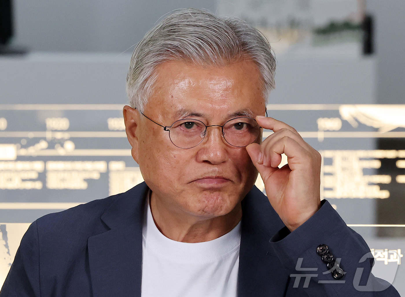 (서울=뉴스1) 김진환 기자 = 문재인 전 대통령이 25일 서울 강남구 코엑스에서 열린 서울국제도서전 ‘돌베개·평산책방’ 부스에서 진행된 유시민 작가, 탁현민 전 청와대 의전비서관 …
