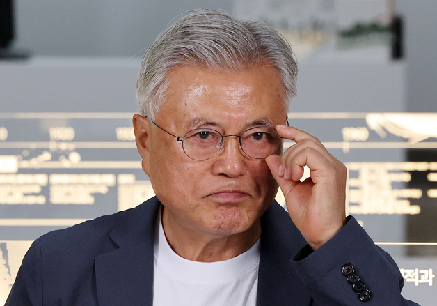 안경 고쳐 쓰는 문재인 전 대통령