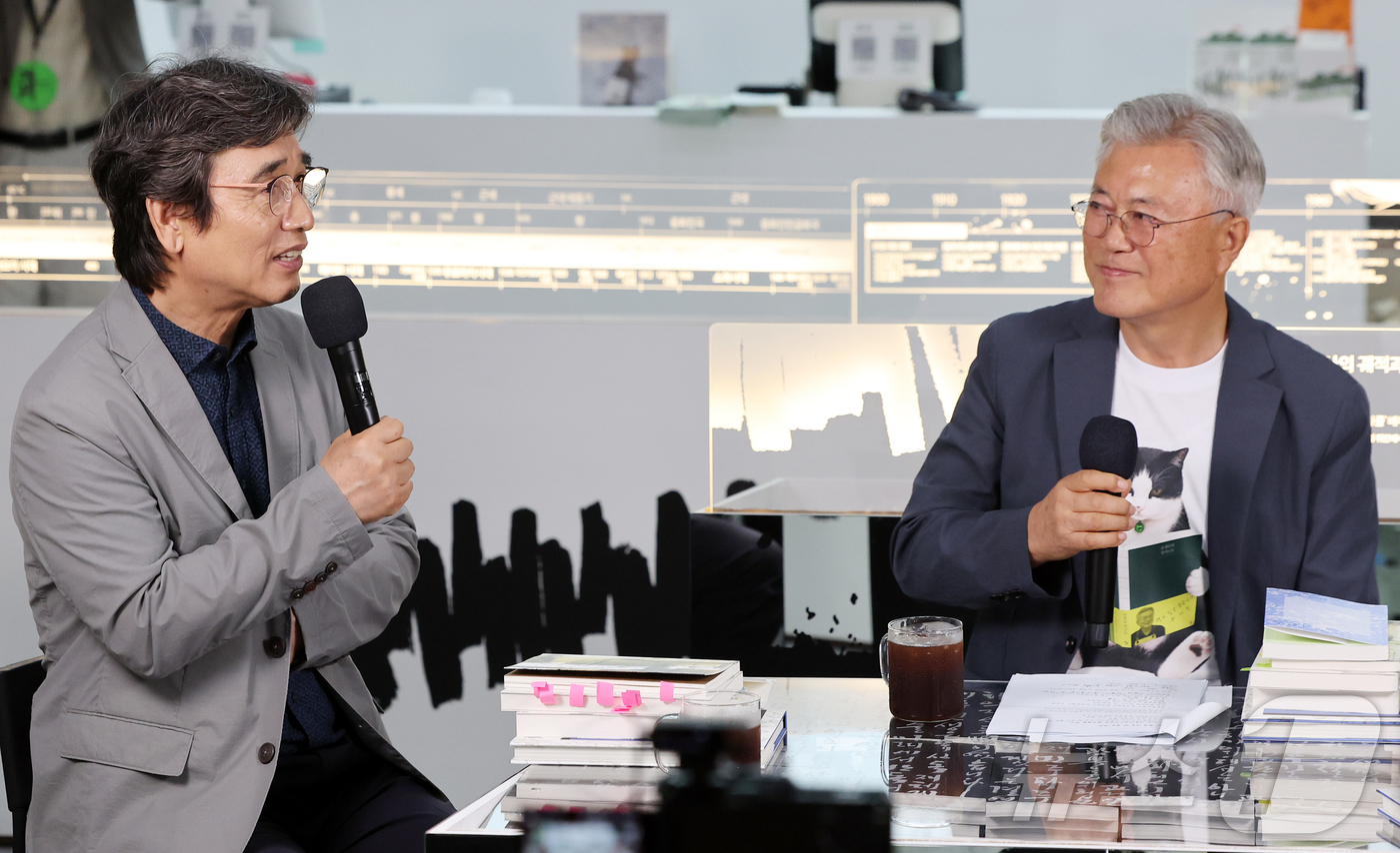 (서울=뉴스1) 김진환 기자 = 유시민 작가가 25일 서울 강남구 코엑스에서 열린 서울국제도서전 ‘돌베개·평산책방’ 부스에서 문재인 전 대통령과 북토크를 하고 있다. 2026.6. …